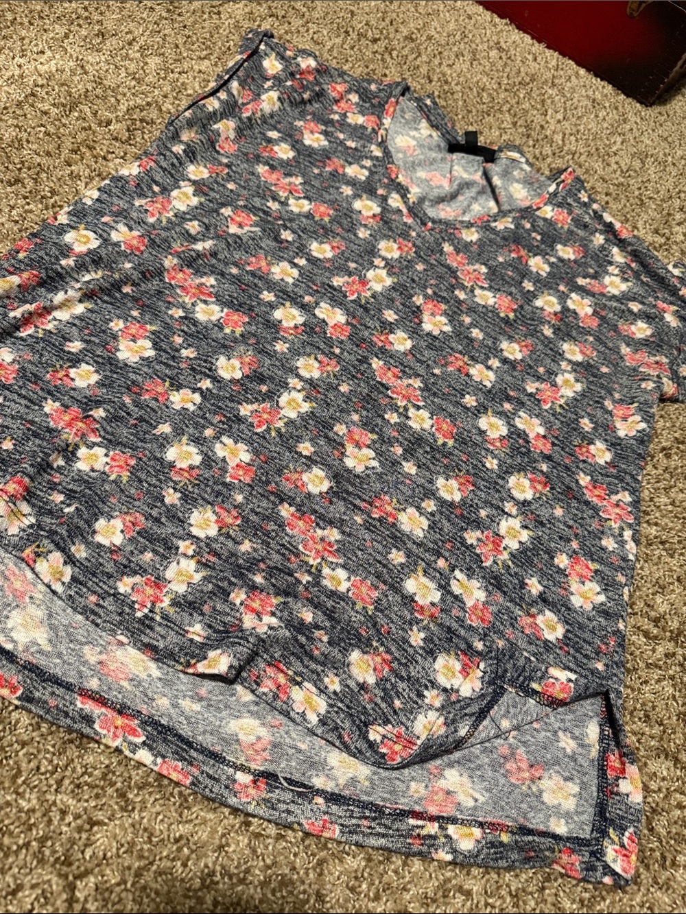 Bobeau silky-feel v-neck floral cap-sleeve tee (M) - EUC